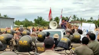 Enam bulan tidak gajian, apalagi sebentar lagi lebaran, akhirnya ratusan aparatur desa di Kabupaten Pesisir Barat turun ke jalan. Mereka minta hak atas gaji selama 6 bulan itu dibayar sekaligus.