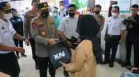 Kapolda Lampung Irjen Pol Helmy Santika mengecek arus mudik di Stasiun Kereta Api Tanjung Karang Kota Bandar Lampung, Senin (17/04/23) Dalam kegiatan tersebut didampingi oleh Karo Ops Pol. Amiludin Roemtaat, Dir Pambovit Kombes Pol Joko Bintoro, Diir Lantas Kombes Pol Medyanta, Dir Reskrimum Kombes Pol Reynold Hutagalung, Dansat Brimob Kombes Pol Wahyu Widiarso Suprapto dan Kabid Humas Kombes Pol Zahwani Pandra Arsyad.