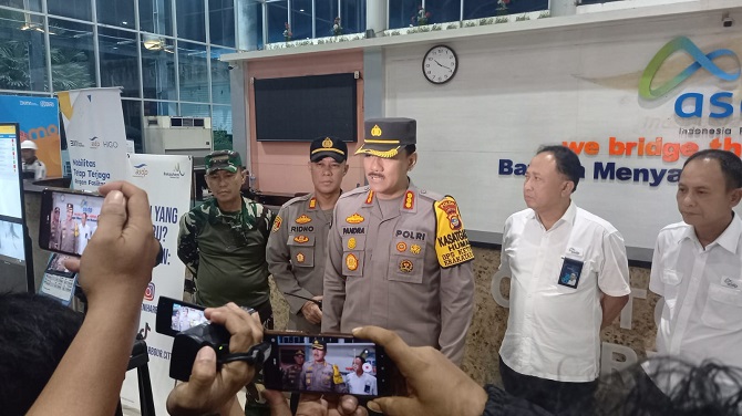 Kabid Humas Polda Lampung Kombes Pol Zahwani Pandra Arsyad, S.H., M.Si. mewakili Kapolda Lampung Irjen Pol Helmy Santika, kegiatannya melaksanakan pengecekan situasi terkini arus mudik Idul Fitri 2023 (1444 H), bertempat di pelabuhan Bakauheni, Lampung Selatan (20/04/23)