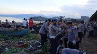 Polresta Bandar Lampung dan Sat Brimobda Lampung Bersihkan Sampah di Pantai Sukaraja