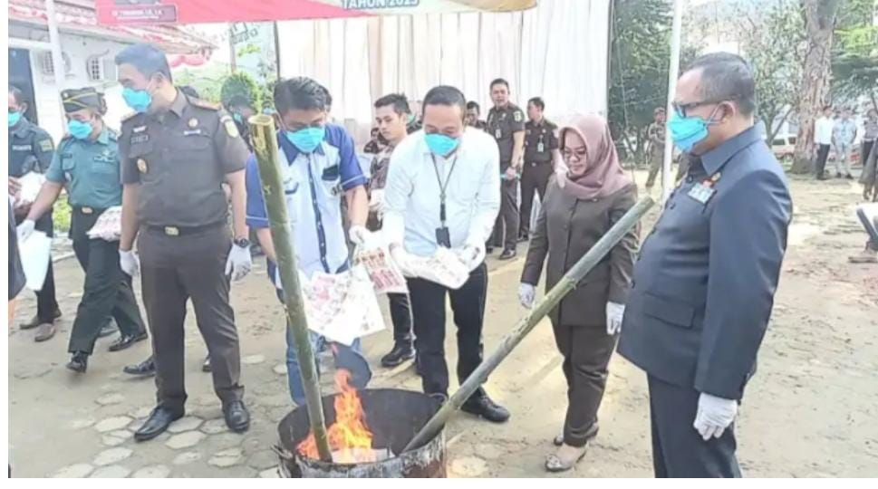 Kejari Mesuji Musnahkan Miliaran Uang Palsu