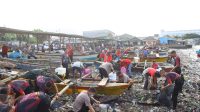 Polda Lampung Bersama Warga Bersih-bersih Sampah di Pantai