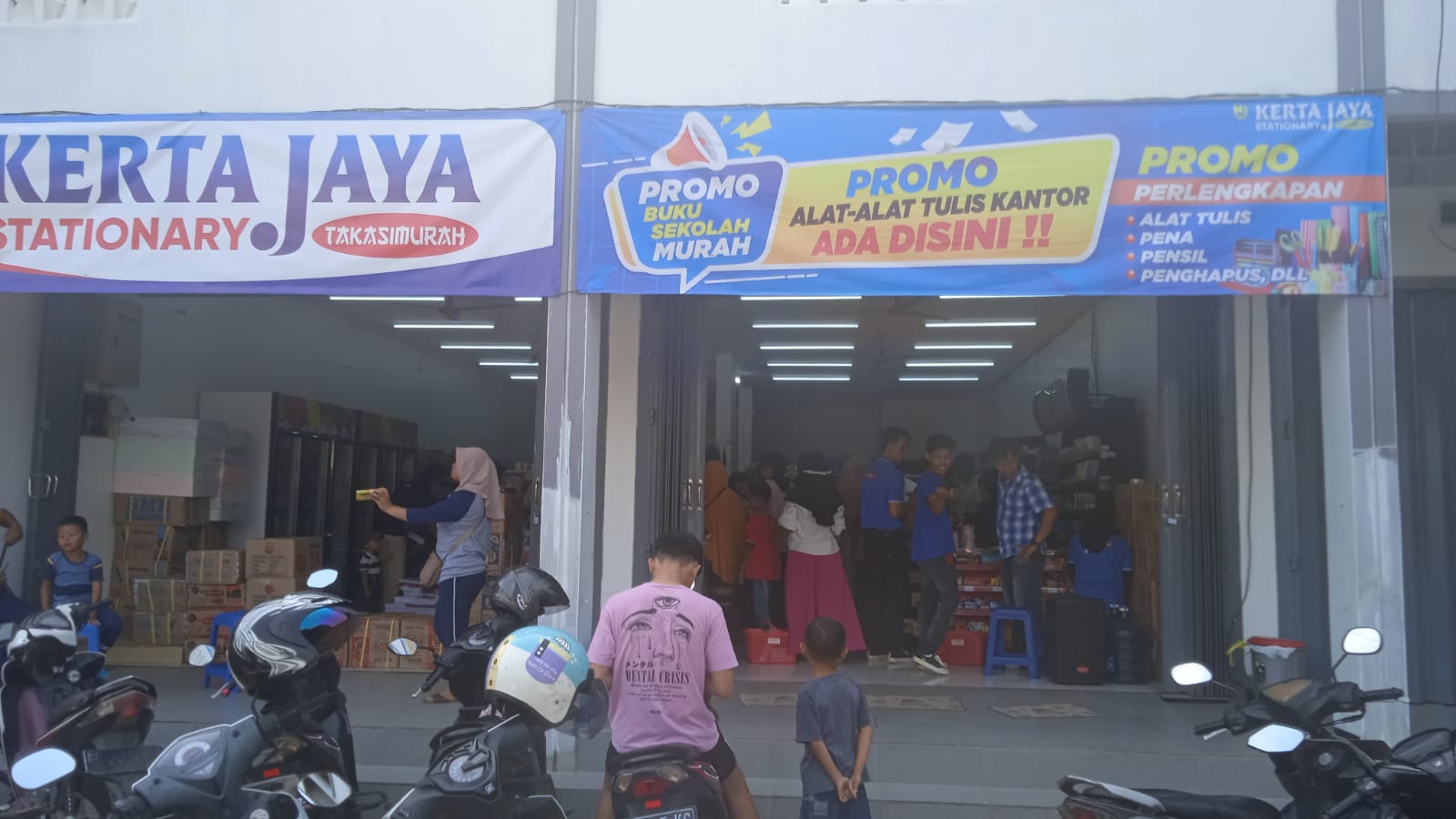 Alat Tulis Termurah Diburu Warga Jelang Tahun Ajaran Baru