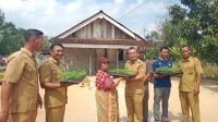 Kades Mulya Agung Bagikan Bibit Sayuran Gratis