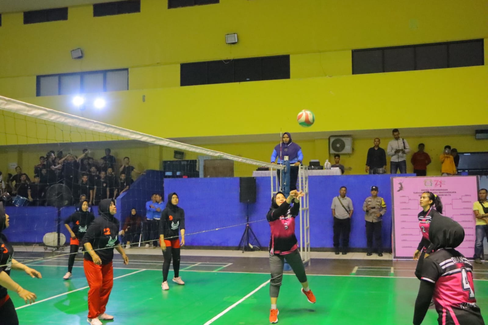 Bhayangkari Cabang Brimob Juara Turnament Bola Voli HKGB ke-71