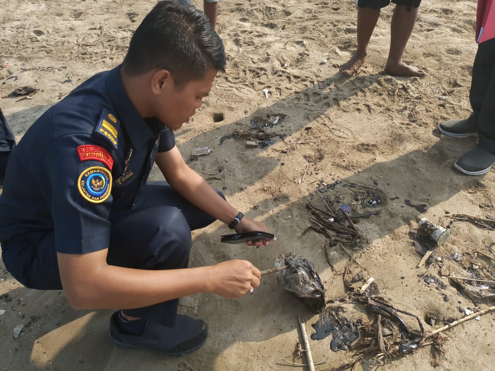 DKP Lampung Respon Pencemaran Limbah Pantai Kalianda