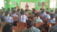 Polsek Tumijajar Ajarkan Kedisiplinan di SMP Negeri 5 Tubaba