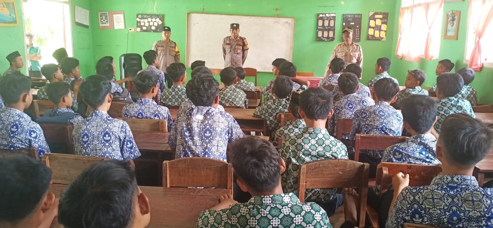 Polsek Tumijajar Ajarkan Kedisiplinan di SMP Negeri 5 Tubaba