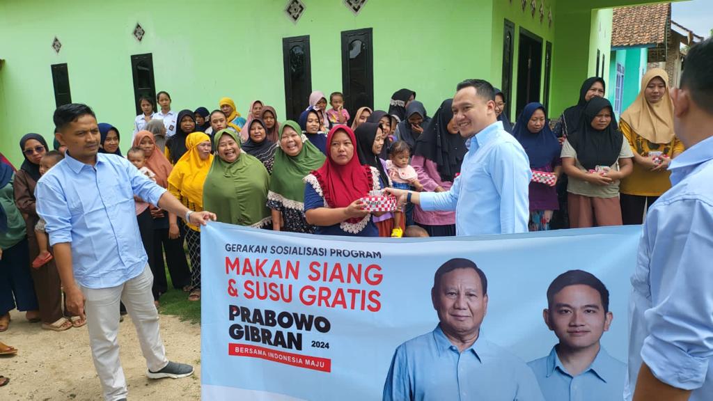 TKD Prabowo-Gibran Bagikan Seribu Makan Siang dan Susu Gratis di Pesawaran