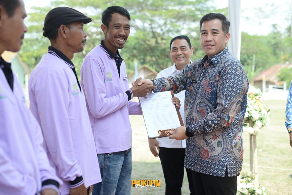Dendi Serahkan SK Perhutanan Sosial di 2 Kecamatan 