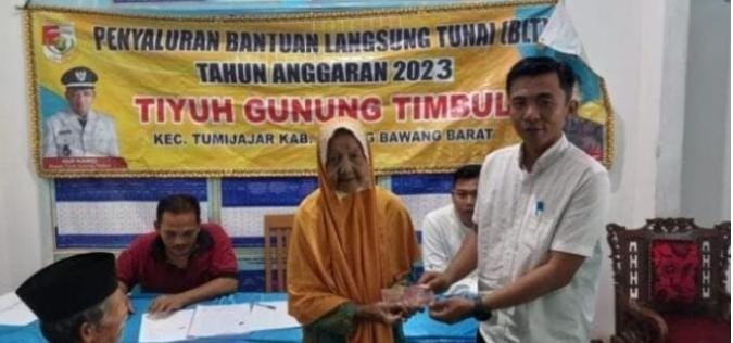 Tiyuh Gunung Timbul Salurkan BLT DD