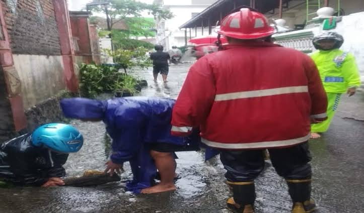 Mandi Hujan, Balita di Bandarlampung Hanyut Terbawa Arus