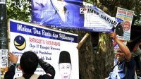 Bendera Partai dan Poster Caleg 'Bertahan' di Bandarlampung