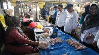Pj Bupati Pringsewu Monitoring Harga Kebutuhan Pokok di Pasar 