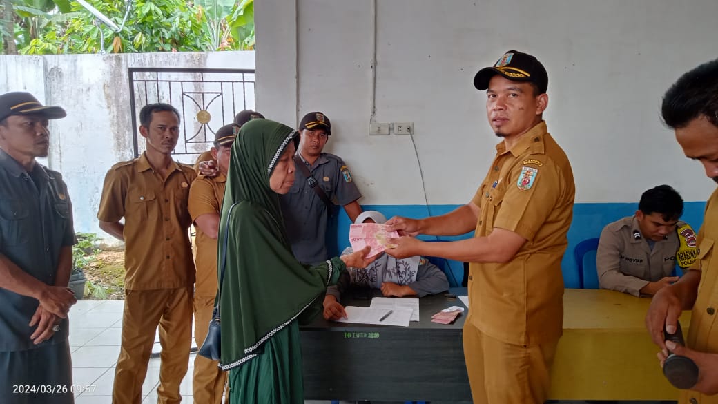 Kampung Bonglai Bagikan Insentif untuk Garda Terdepan
