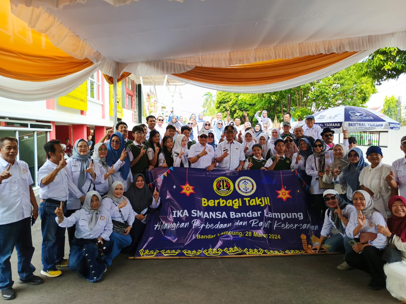 IKA SMANSA Bagikan 2.500 Takjil dan Menu Buka Puasa