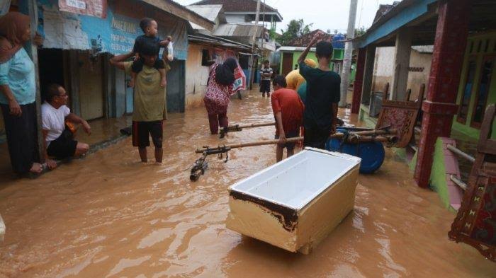 Tragedi Banjir Bandarlampung: Warga Rajabasa Serbu Posko Pengaduan LBH Trisula