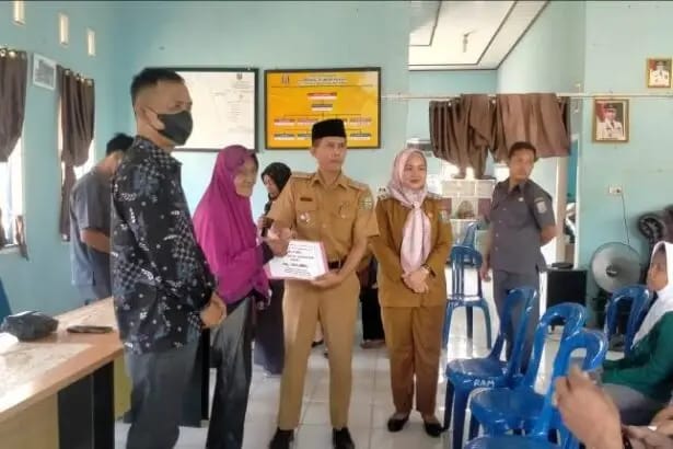 15 Keluarga Miskin Ekstrem Terima Bantuan Tunai dari Pemkam Gunung Labuhan