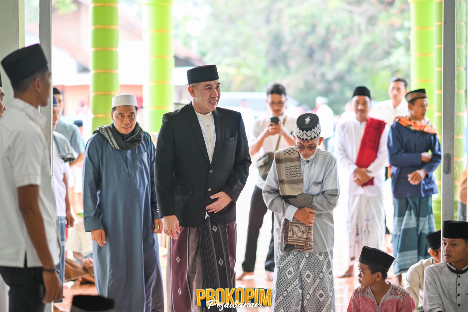 Bupati Pesawaran bersama Masyarakat Sholat Idul Fitri di Negeri Katon