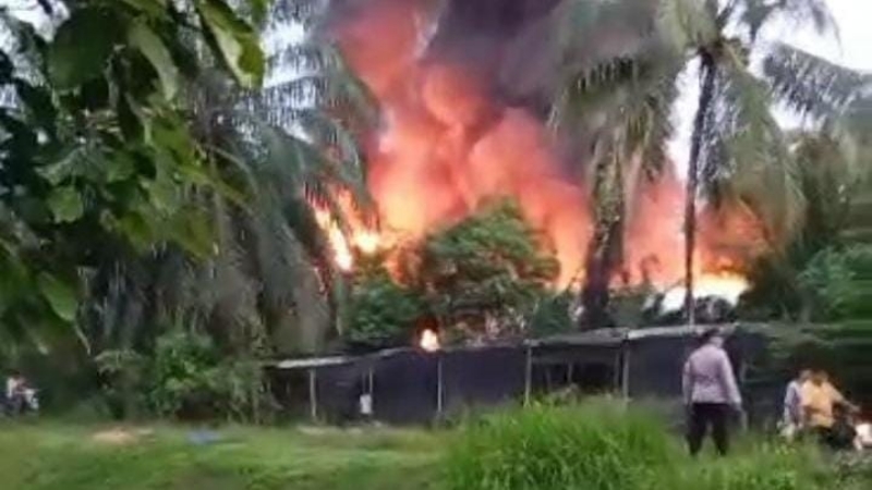 Gudang Distributor Makanan Ringan Ludes Terbakar