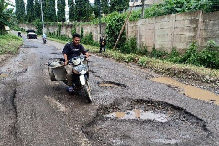 Masih Ada Jalan Nasional di Lampung Berlubang
