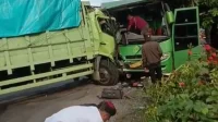 Tabrakan, Dua Supir Truk-Bus Puspa Jaya Tergencet