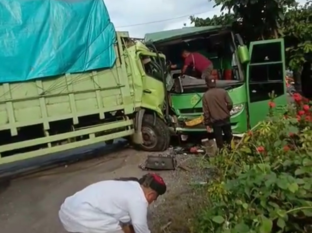 Tabrakan, Dua Supir Truk-Bus Puspa Jaya Tergencet